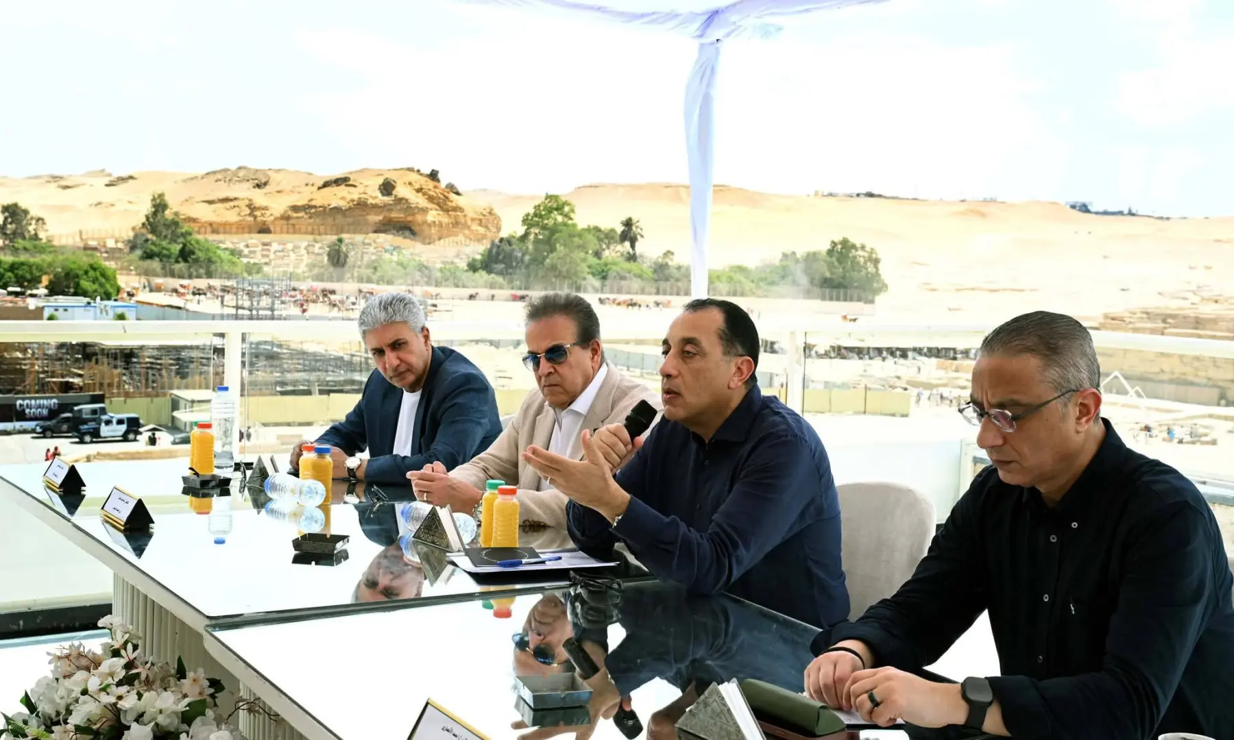 رئيس الوزراء يلتقى أهالي نزلة السمان لمناقشة مخططات تطوير المنطقة - 1000632758