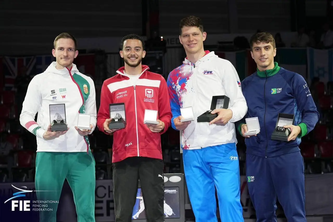 وزير الرياضة يهنئ محمد السيد بعد التتويج بذهبية كأس العالم لسيف المبارزة بسويسرا - 1000633364