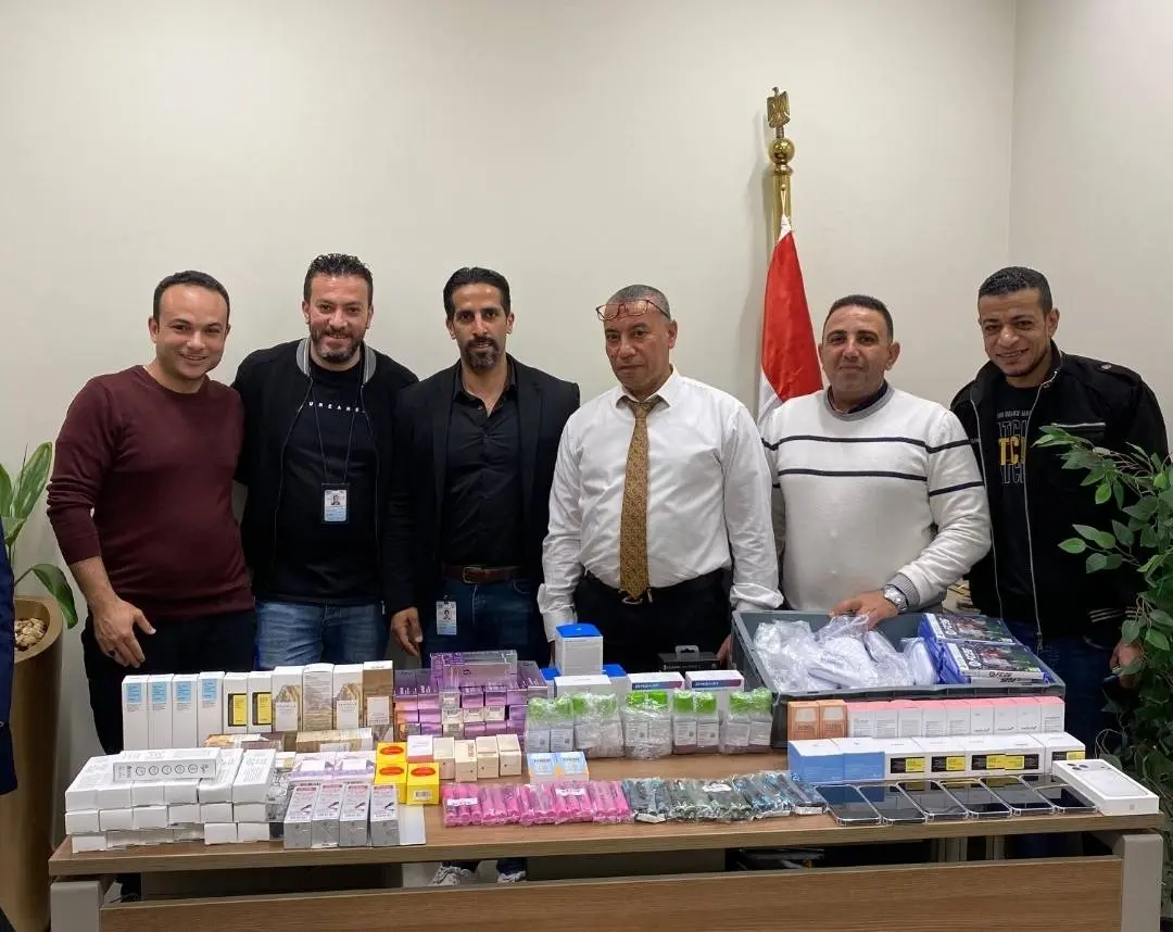 إحباط تهريب مستحضرات تجميل وهواتف محمولة بمطار الإسكندرية - 1000633399
