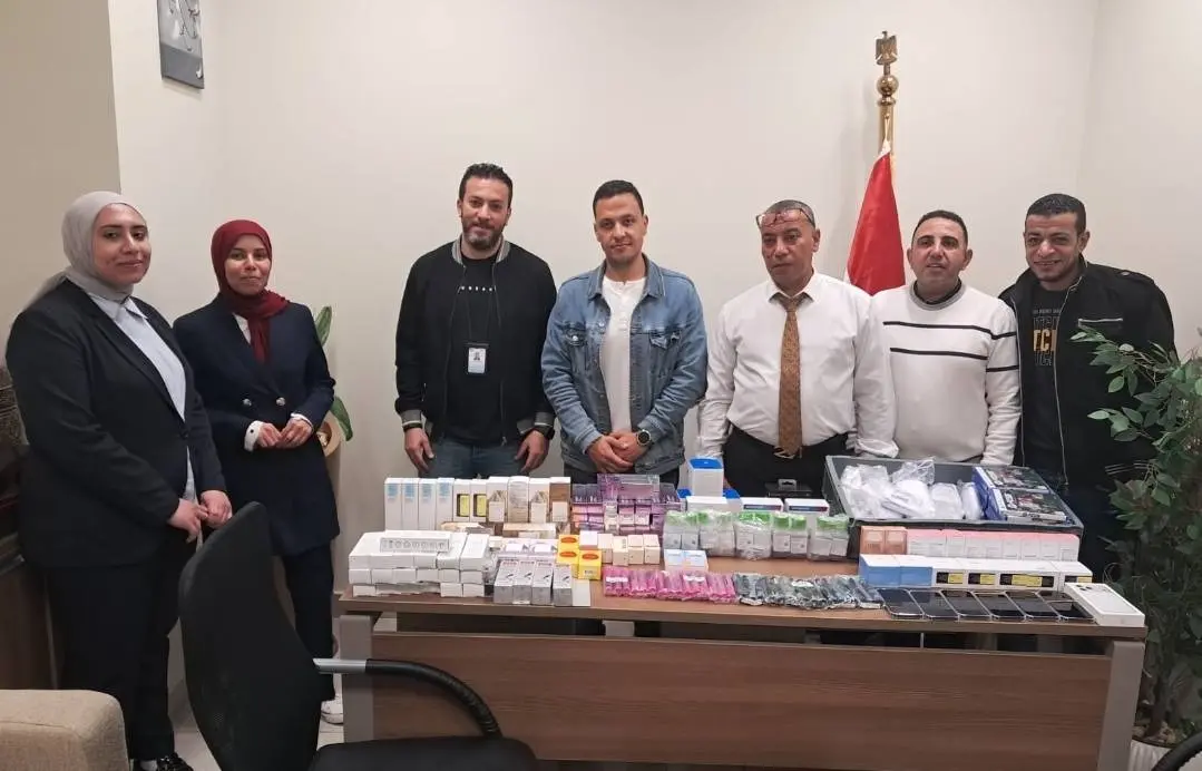 إحباط تهريب مستحضرات تجميل وهواتف محمولة بمطار الإسكندرية