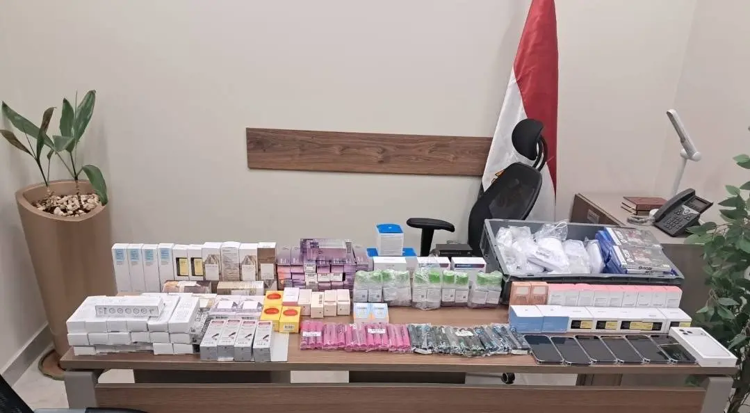 إحباط تهريب مستحضرات تجميل وهواتف محمولة بمطار الإسكندرية - 1000633402