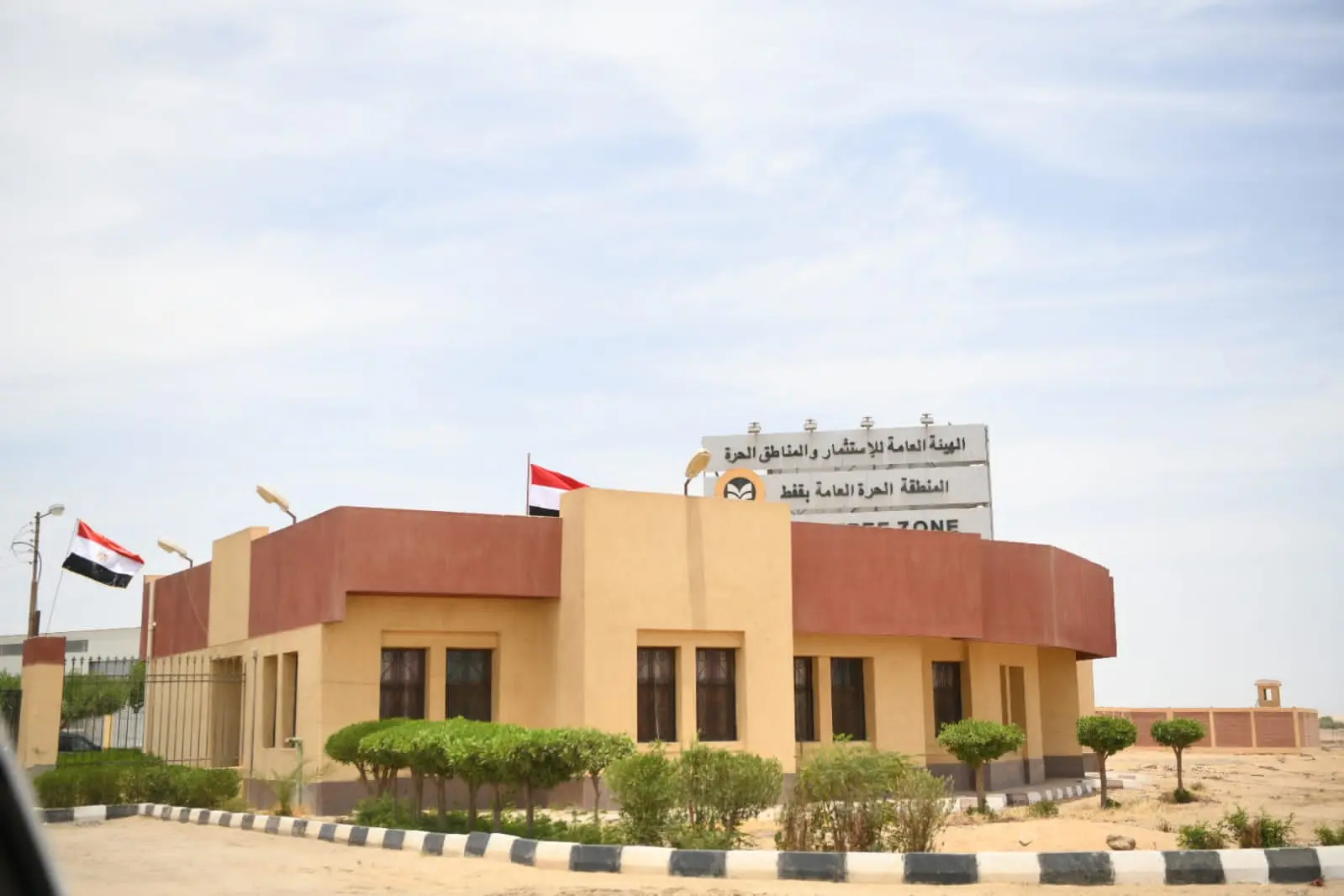 محافظ قنا والقنصل العام الروسي يتفقدان عددًا من المشروعات الاستثمارية والصناعية - 1000634745