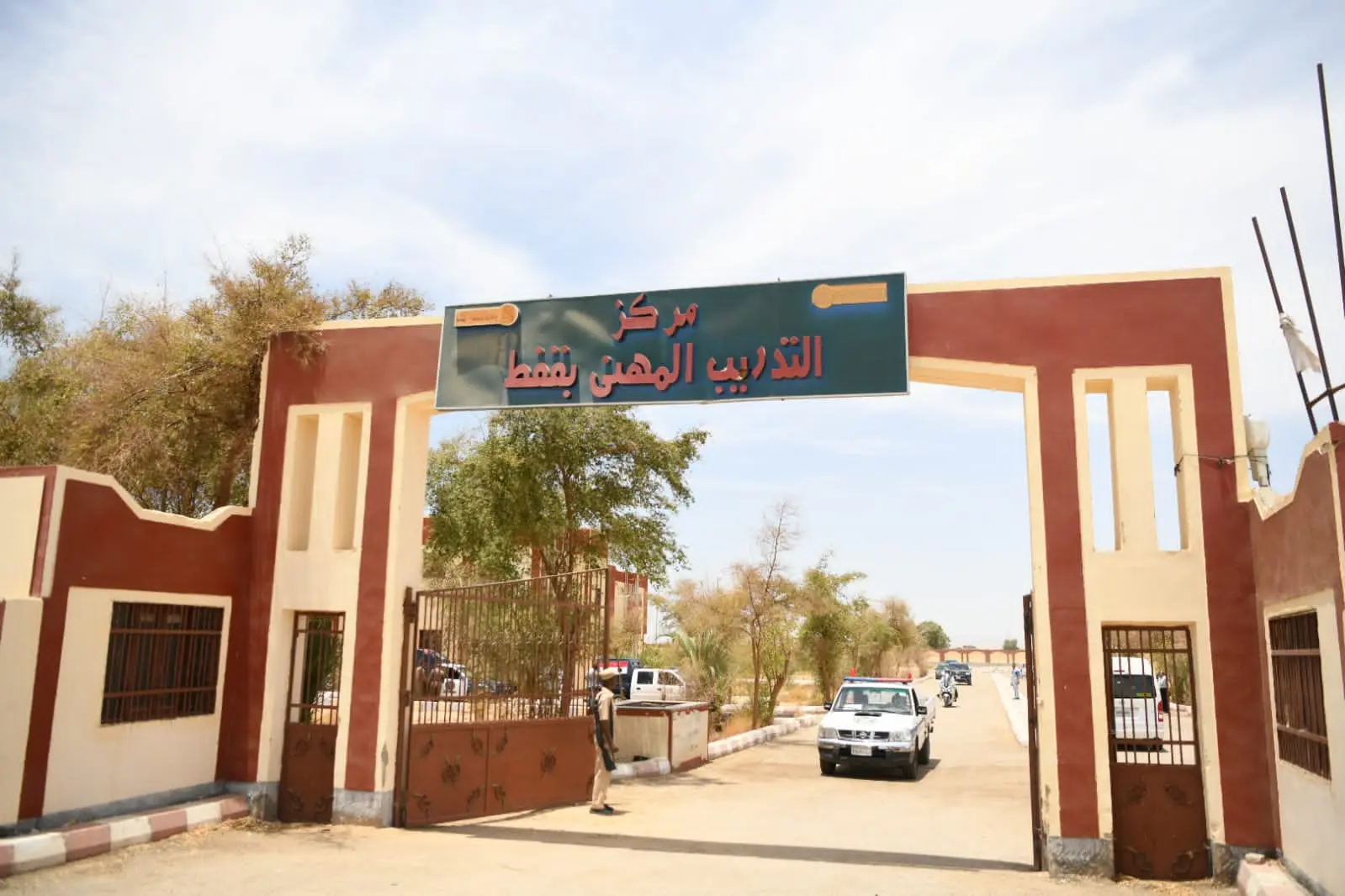 محافظ قنا والقنصل العام الروسي يتفقدان عددًا من المشروعات الاستثمارية والصناعية - 1000634751