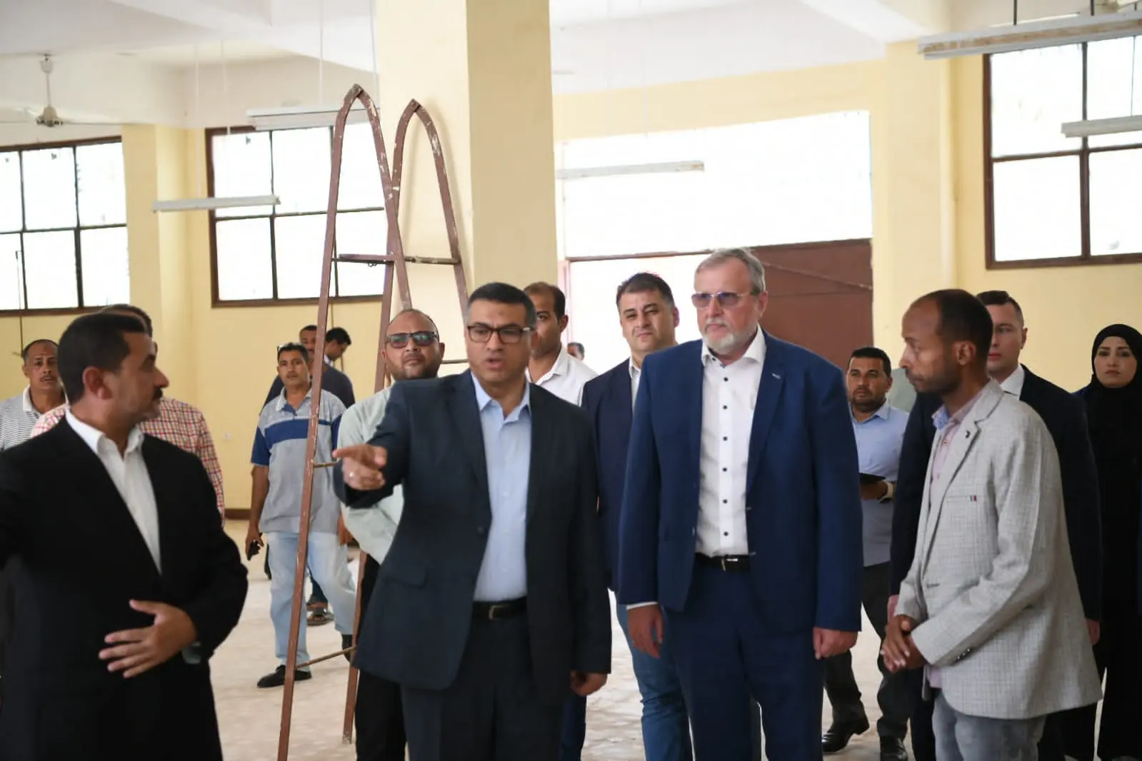 محافظ قنا والقنصل العام الروسي يتفقدان عددًا من المشروعات الاستثمارية والصناعية - 1000634757