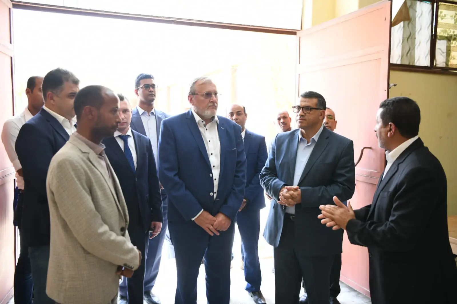 محافظ قنا والقنصل العام الروسي يتفقدان عددًا من المشروعات الاستثمارية والصناعية - 1000634766