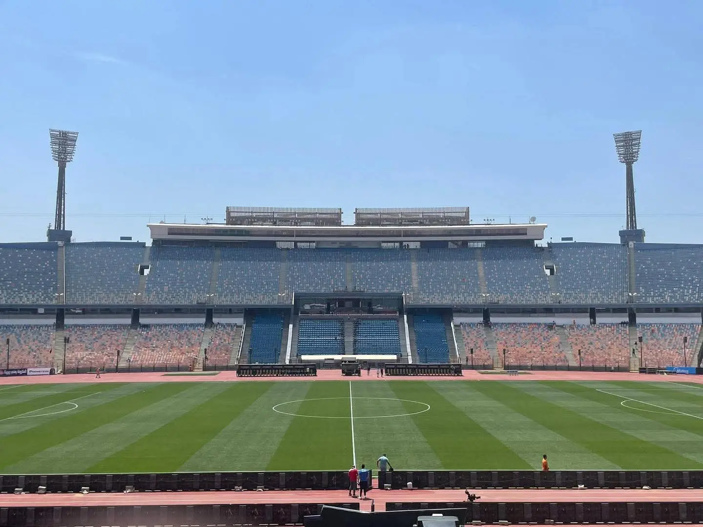 جماهير القطبين تحتشد في ستاد القاهرة قبل صدام قمة الأهلي والزمالك الليلة - 1000635022