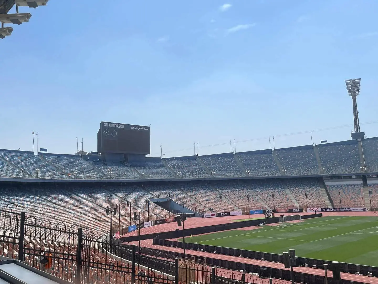 جماهير القطبين تحتشد في ستاد القاهرة قبل صدام قمة الأهلي والزمالك الليلة - 1000635023