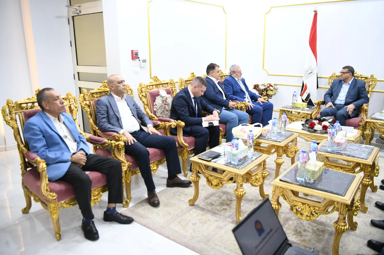 محافظ قنا يستقبل القنصل العام الروسي لبحث آفاق التعاون المشترك ودعم العلاقات الثنائية - 1000635051