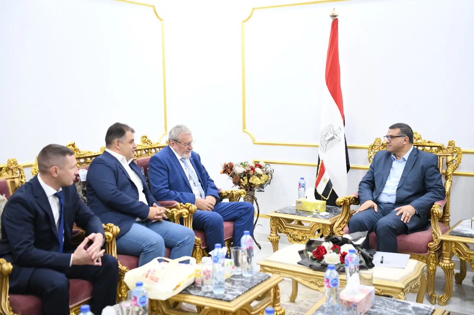 محافظ قنا يستقبل القنصل العام الروسي لبحث آفاق التعاون المشترك ودعم العلاقات الثنائية - 1000635052