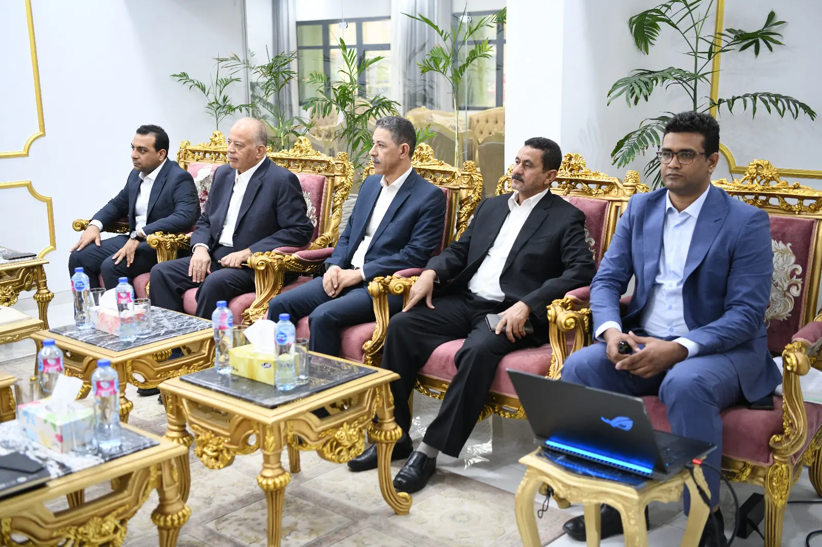 محافظ قنا يستقبل القنصل العام الروسي لبحث آفاق التعاون المشترك ودعم العلاقات الثنائية - 1000635053