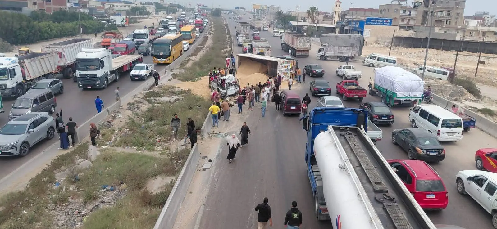5 مصابين إثر انقلاب نقل ثقيل فوق ميكروباص غرب الإسكندرية