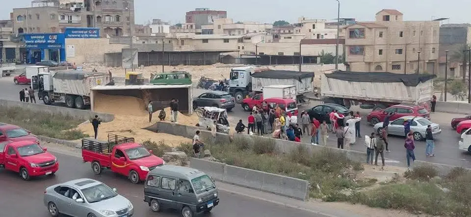 5 مصابين إثر انقلاب نقل ثقيل فوق ميكروباص غرب الإسكندرية - 1000636504