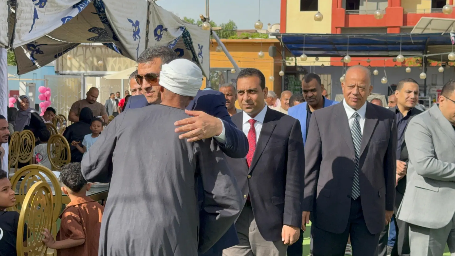 محافظ قنا يشارك أطفال دور الرحمة وأسر شهداء العمل وذوي الهمم فرحة عيد الأضحى في كرنفال فني - 1000640642