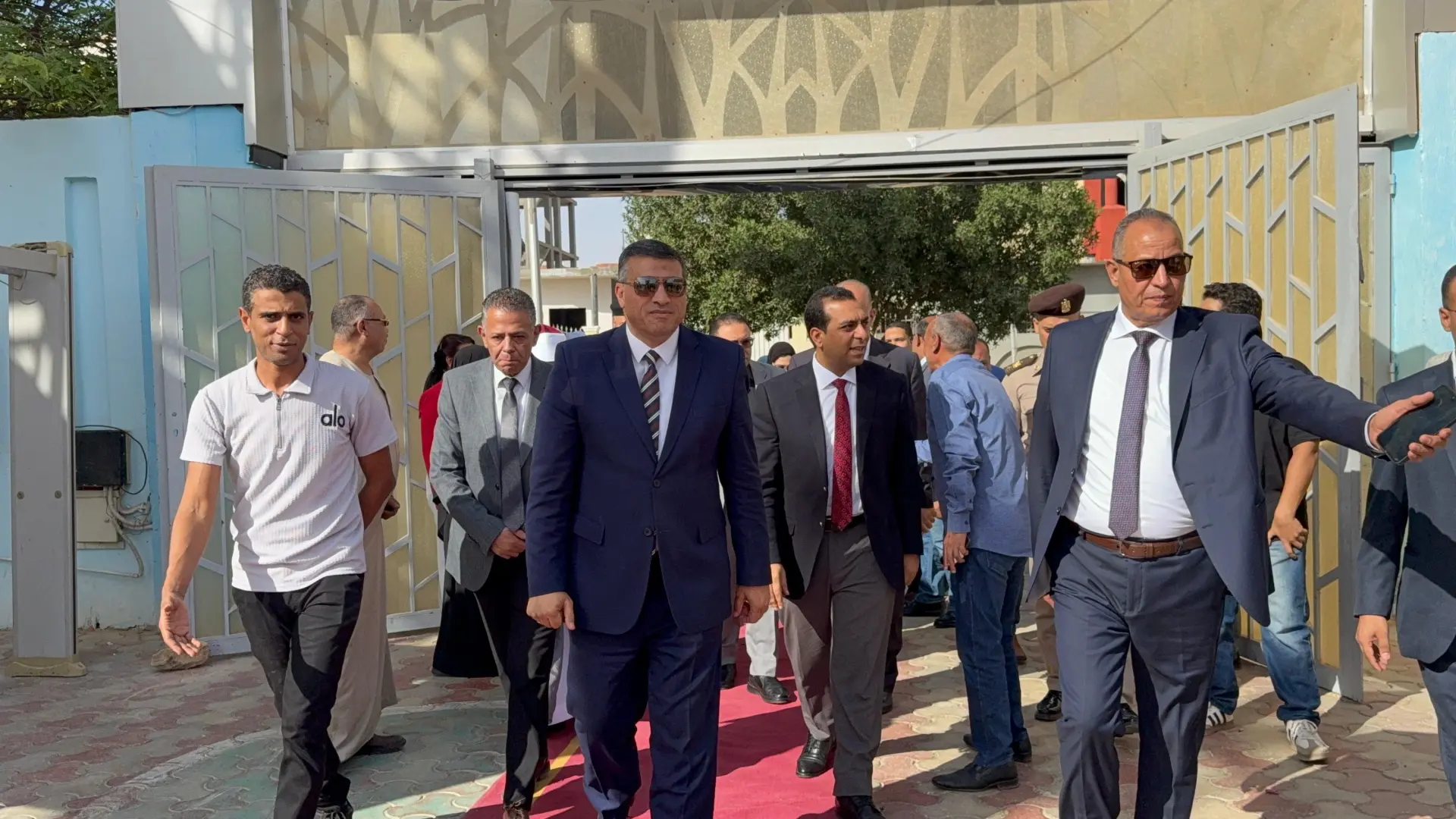 محافظ قنا يشارك أطفال دور الرحمة وأسر شهداء العمل وذوي الهمم فرحة عيد الأضحى في كرنفال فني - 1000640654