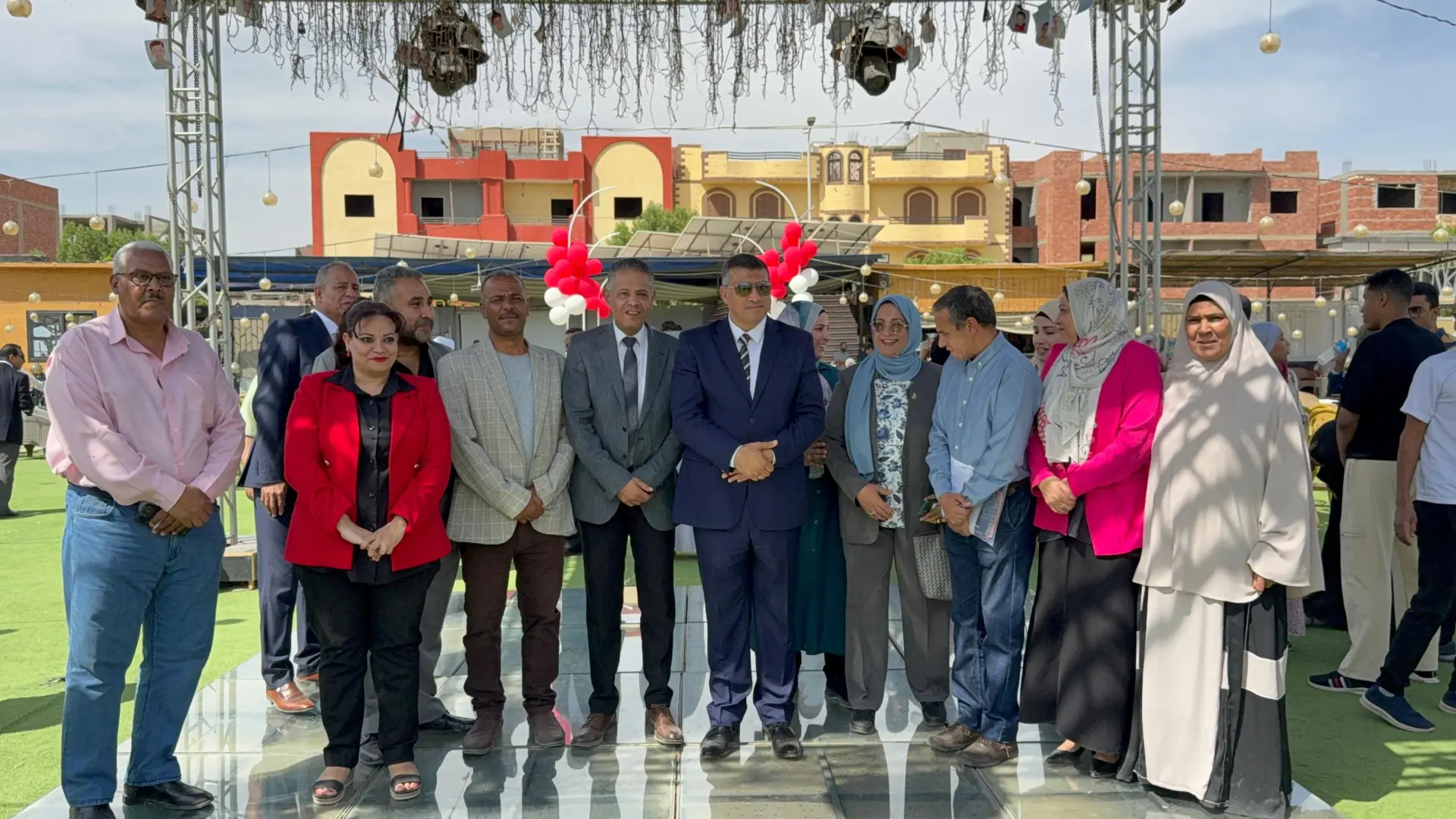 محافظ قنا يشارك أطفال دور الرحمة وأسر شهداء العمل وذوي الهمم فرحة عيد الأضحى في كرنفال فني - 1000640656