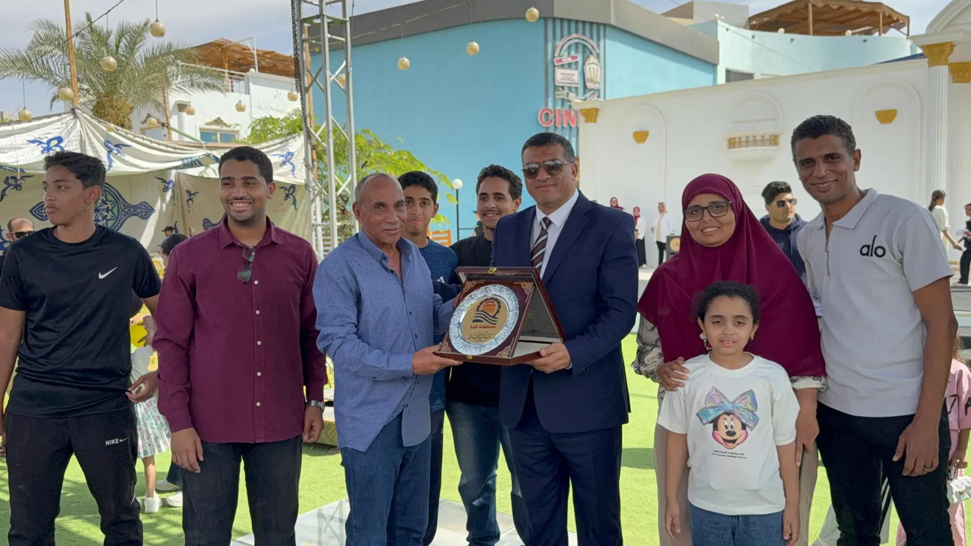 محافظ قنا يشارك أطفال دور الرحمة وأسر شهداء العمل وذوي الهمم فرحة عيد الأضحى في كرنفال فني - 1000640658