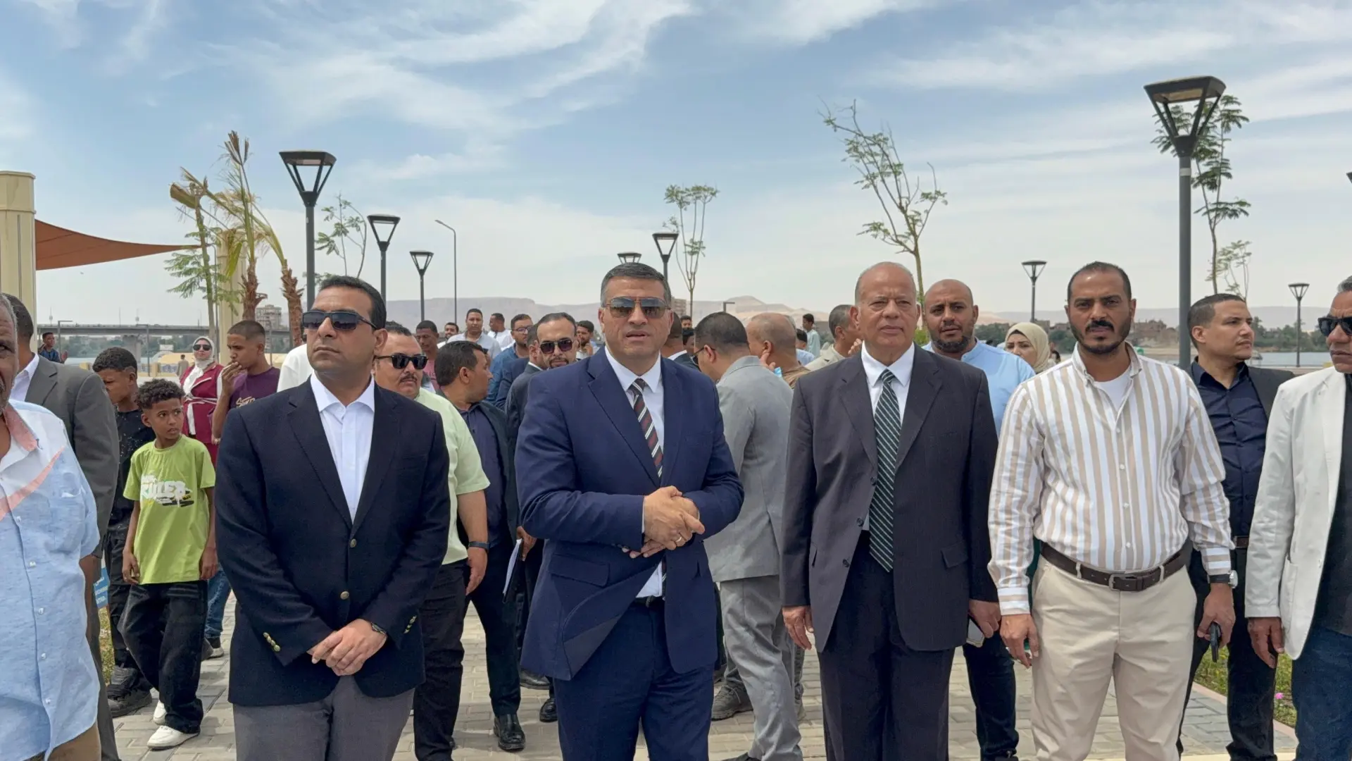 وسط فرحة المواطنين بالعيد.. محافظ قنا يتفقد كورنيش النيل الجديد - 1000640674