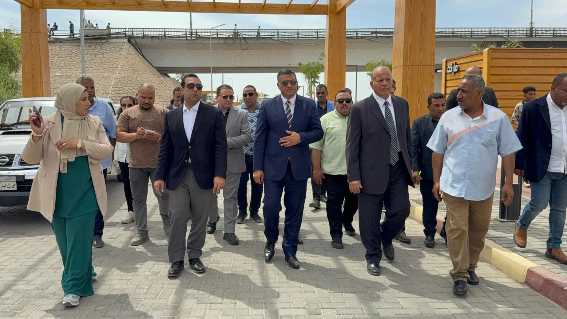 وسط فرحة المواطنين بالعيد.. محافظ قنا يتفقد كورنيش النيل الجديد - 1000640676 1