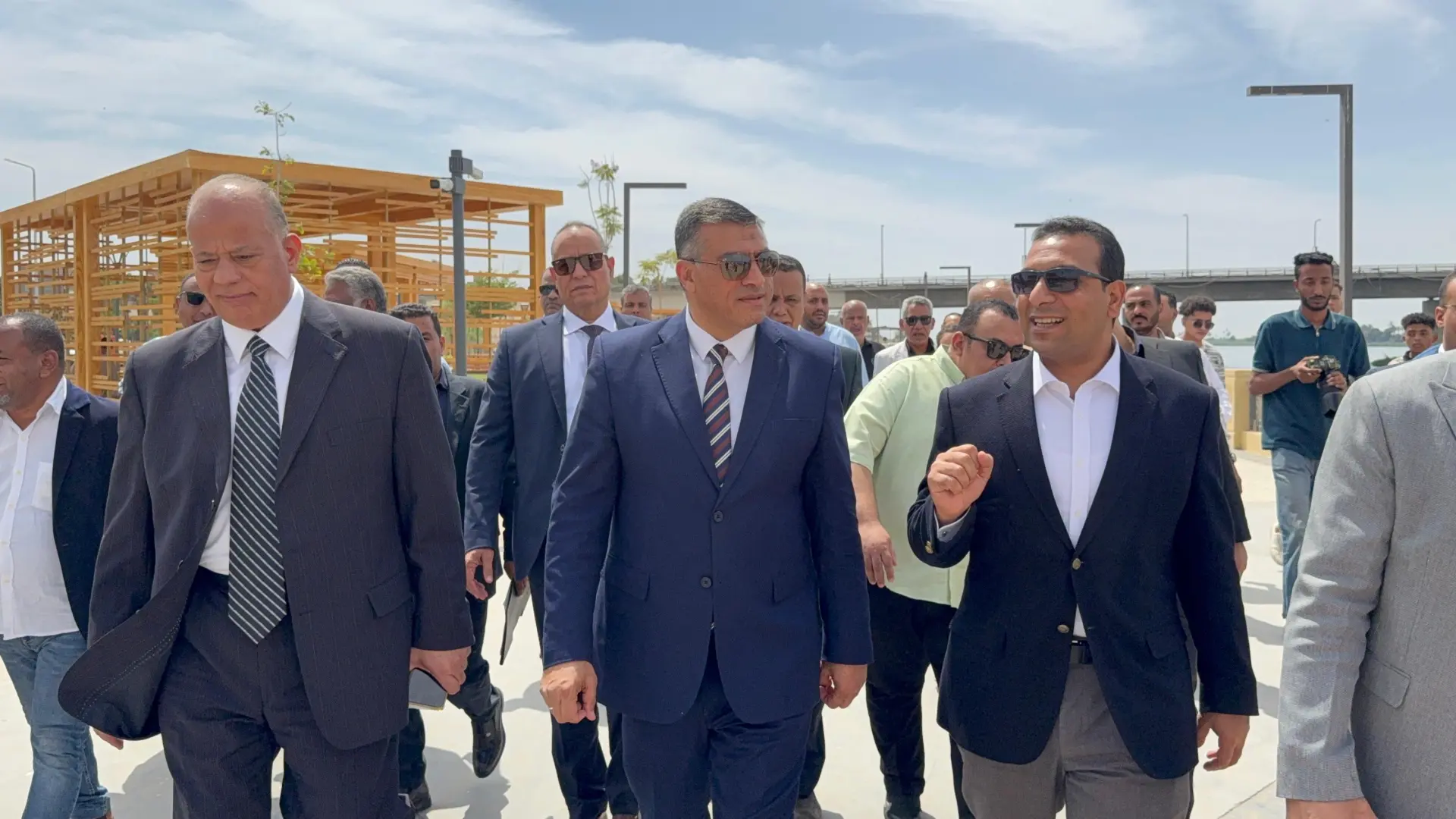 وسط فرحة المواطنين بالعيد.. محافظ قنا يتفقد كورنيش النيل الجديد - 1000640686