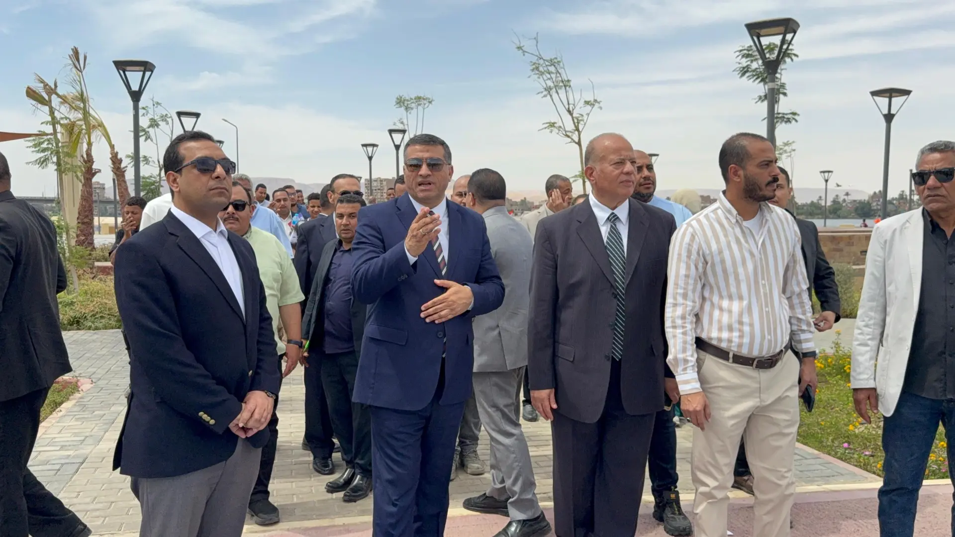 وسط فرحة المواطنين بالعيد.. محافظ قنا يتفقد كورنيش النيل الجديد - 1000640692