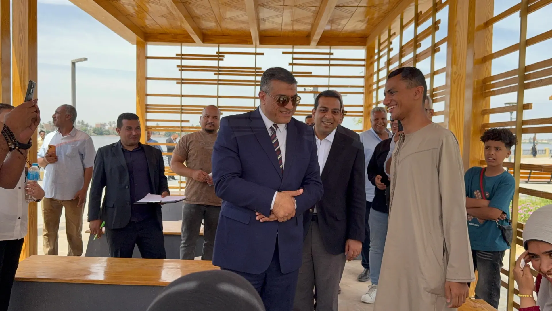 وسط فرحة المواطنين بالعيد.. محافظ قنا يتفقد كورنيش النيل الجديد