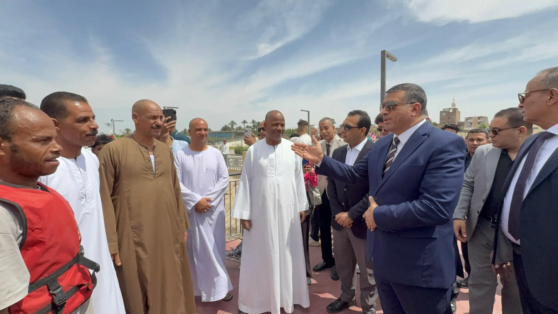وسط فرحة المواطنين بالعيد.. محافظ قنا يتفقد كورنيش النيل الجديد - 1000640698