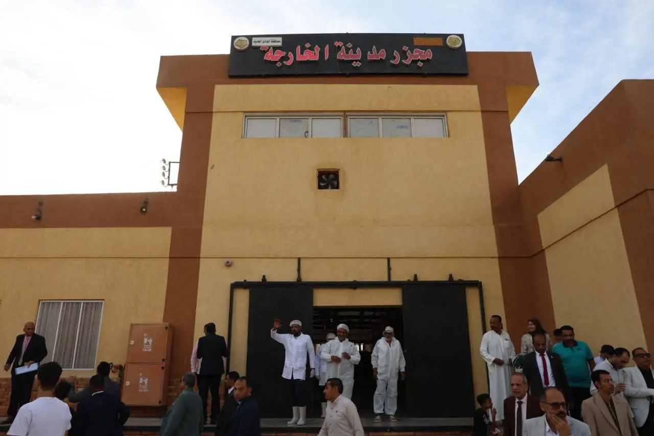 محافظ الوادي الجديد تشهد أعمال نحر الأضاحي بمجزر الخارجة المطور - 1000640849