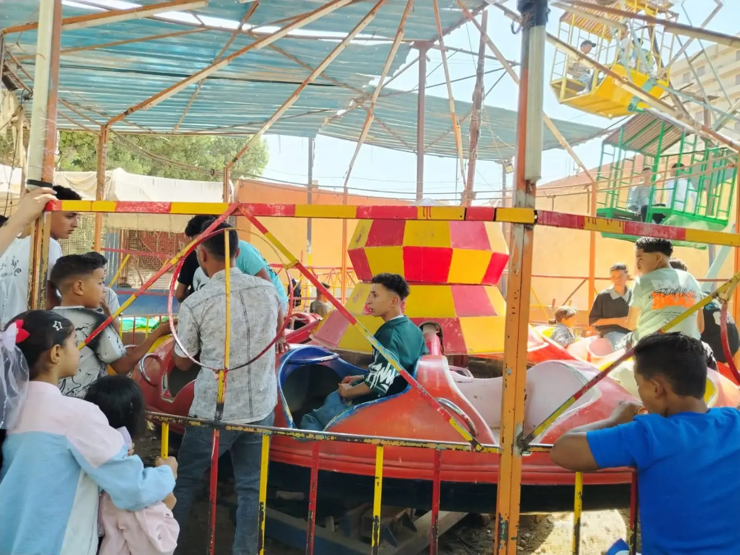 إقبال كبير من المواطنين على الحدائق والمتنزهات للاحتفال بعيد الأضحى المبارك فى أسيوط - 1000640864