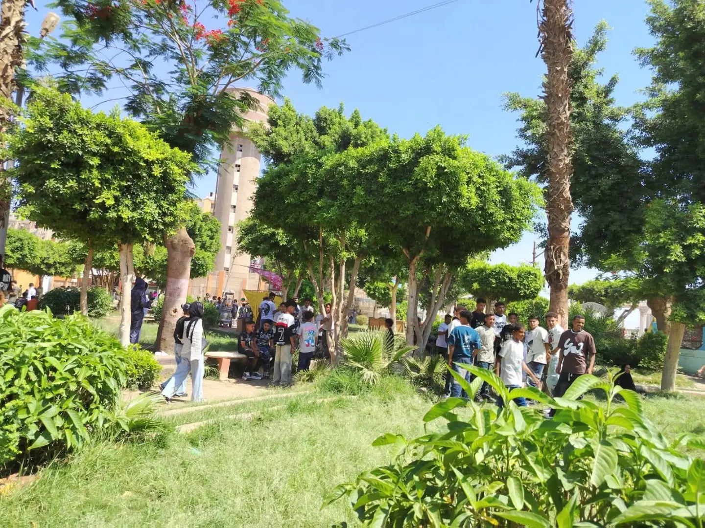 إقبال كبير من المواطنين على الحدائق والمتنزهات للاحتفال بعيد الأضحى المبارك فى أسيوط - 1000640870