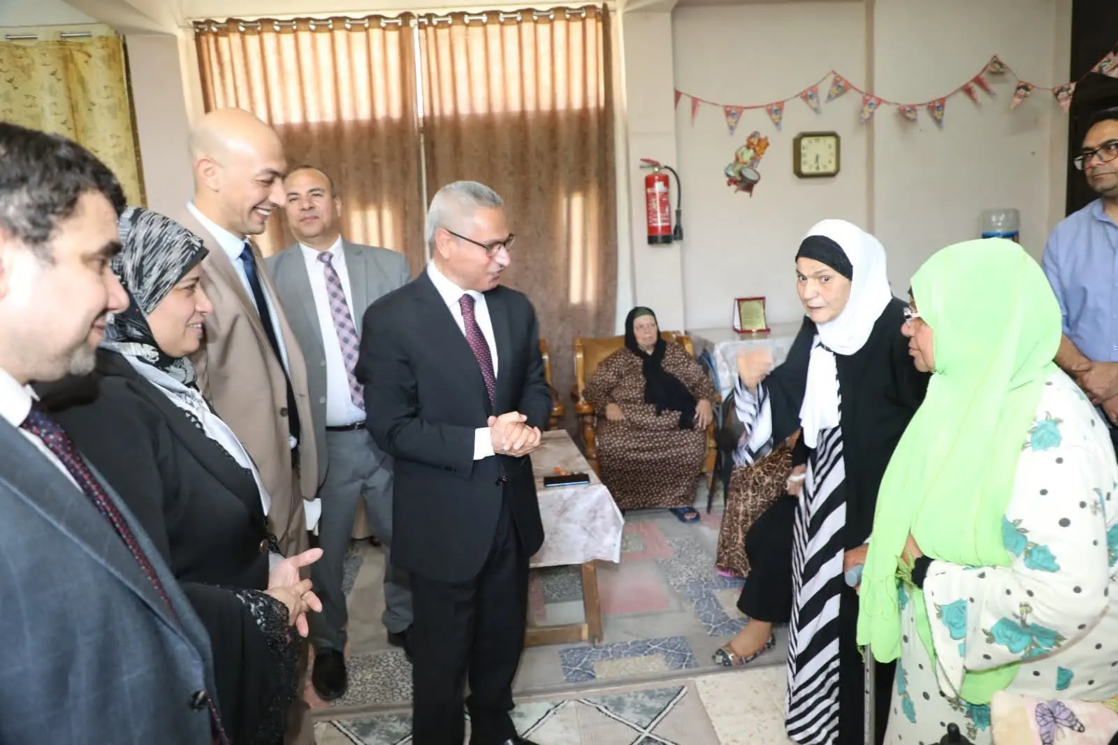 محافظ بني سويف يشارك الأطفال الأيتام والمسنين فرحة عيد الأضحى المبارك - 1000640889
