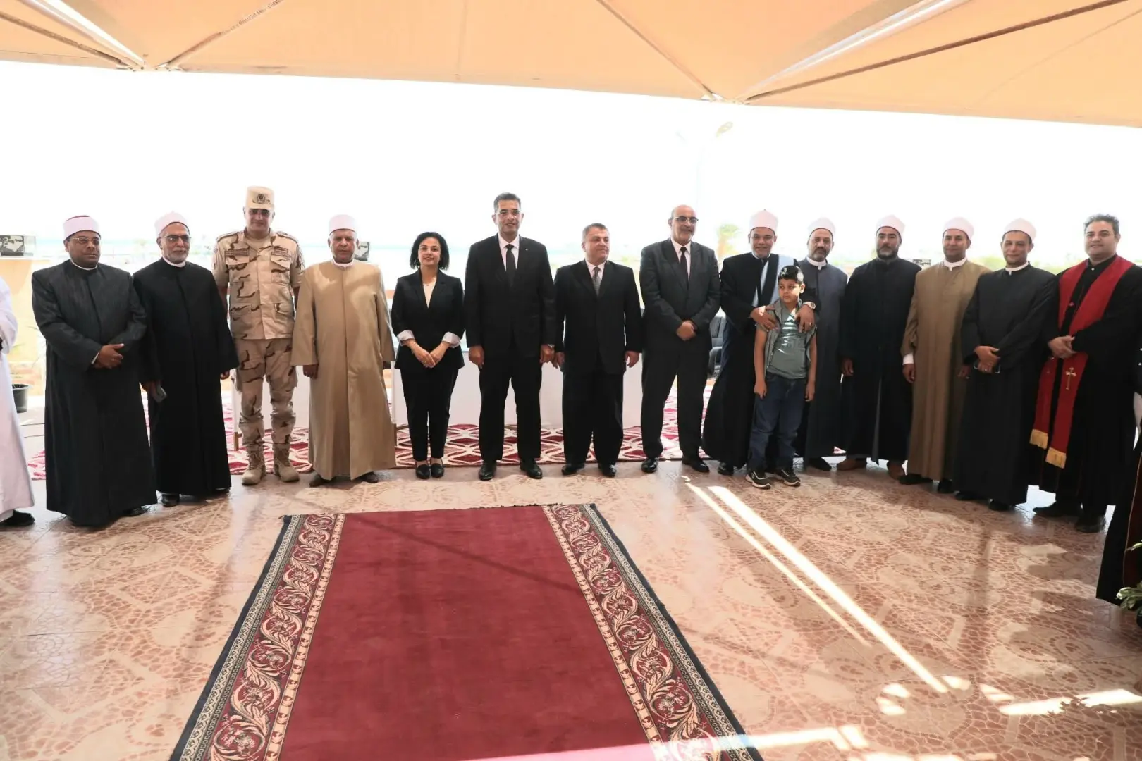 محافظ البحر الأحمر يستقبل المهنئين بعيد الأضحى وسط أجواء من المحبة والوحدة الوطنية - 1000640944