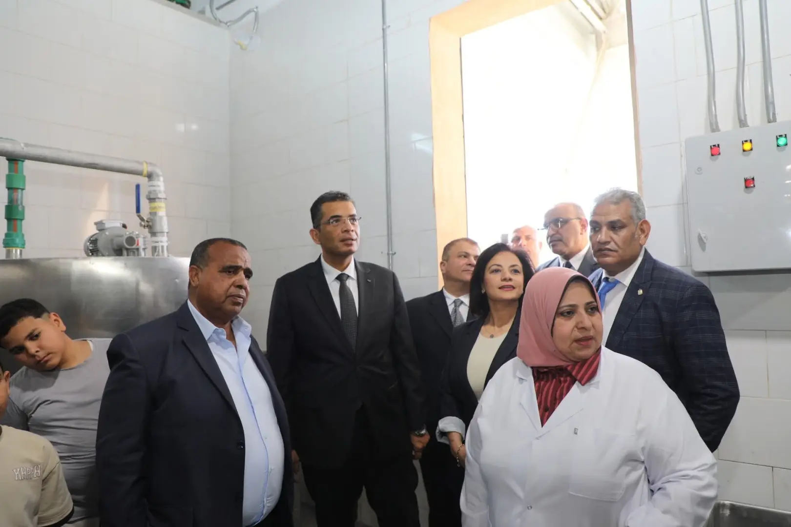 محافظ البحر الأحمر يتفقد المجزر الآلي بالغردقة لمتابعة أعمال ذبح الأضاحي - 1000640962