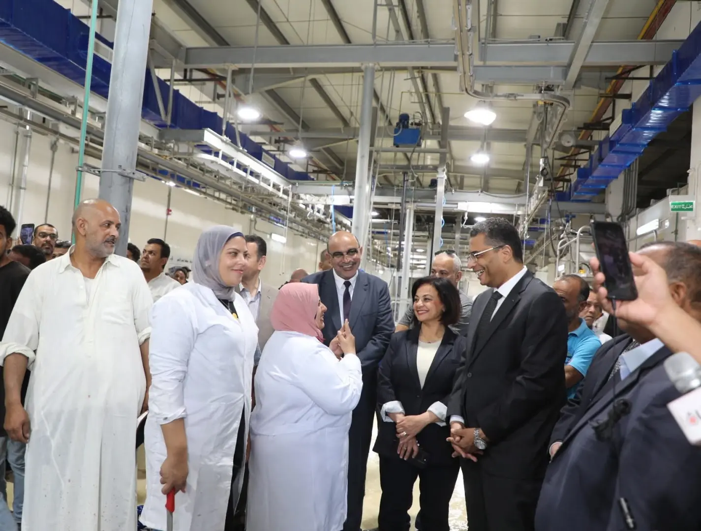 محافظ البحر الأحمر يتفقد المجزر الآلي بالغردقة لمتابعة أعمال ذبح الأضاحي - 1000640963