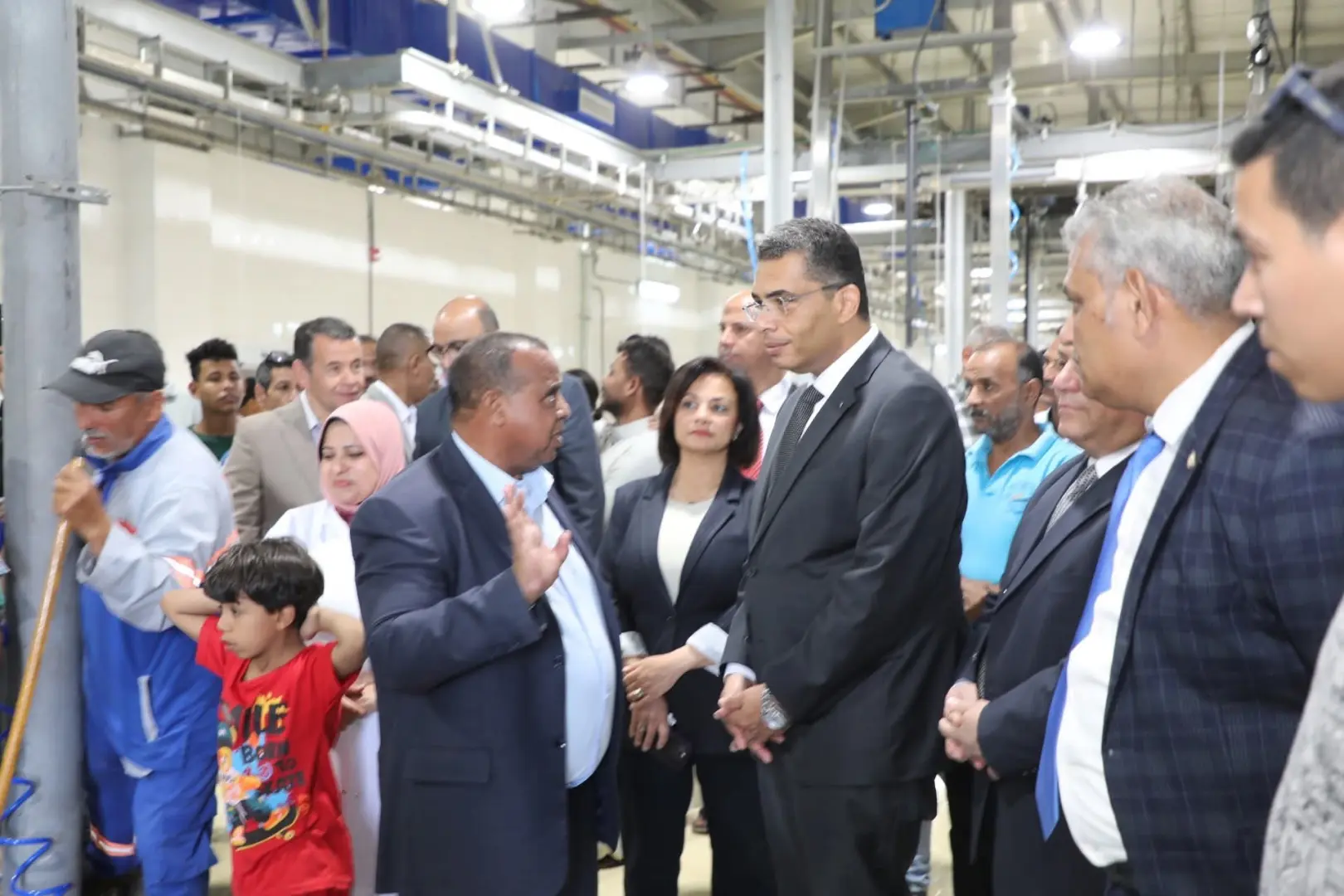 محافظ البحر الأحمر يتفقد المجزر الآلي بالغردقة لمتابعة أعمال ذبح الأضاحي - 1000640966