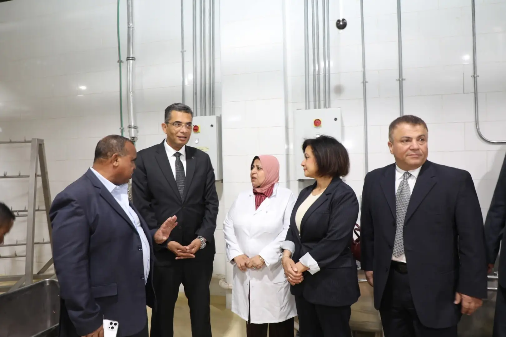 محافظ البحر الأحمر يتفقد المجزر الآلي بالغردقة لمتابعة أعمال ذبح الأضاحي - 1000640967