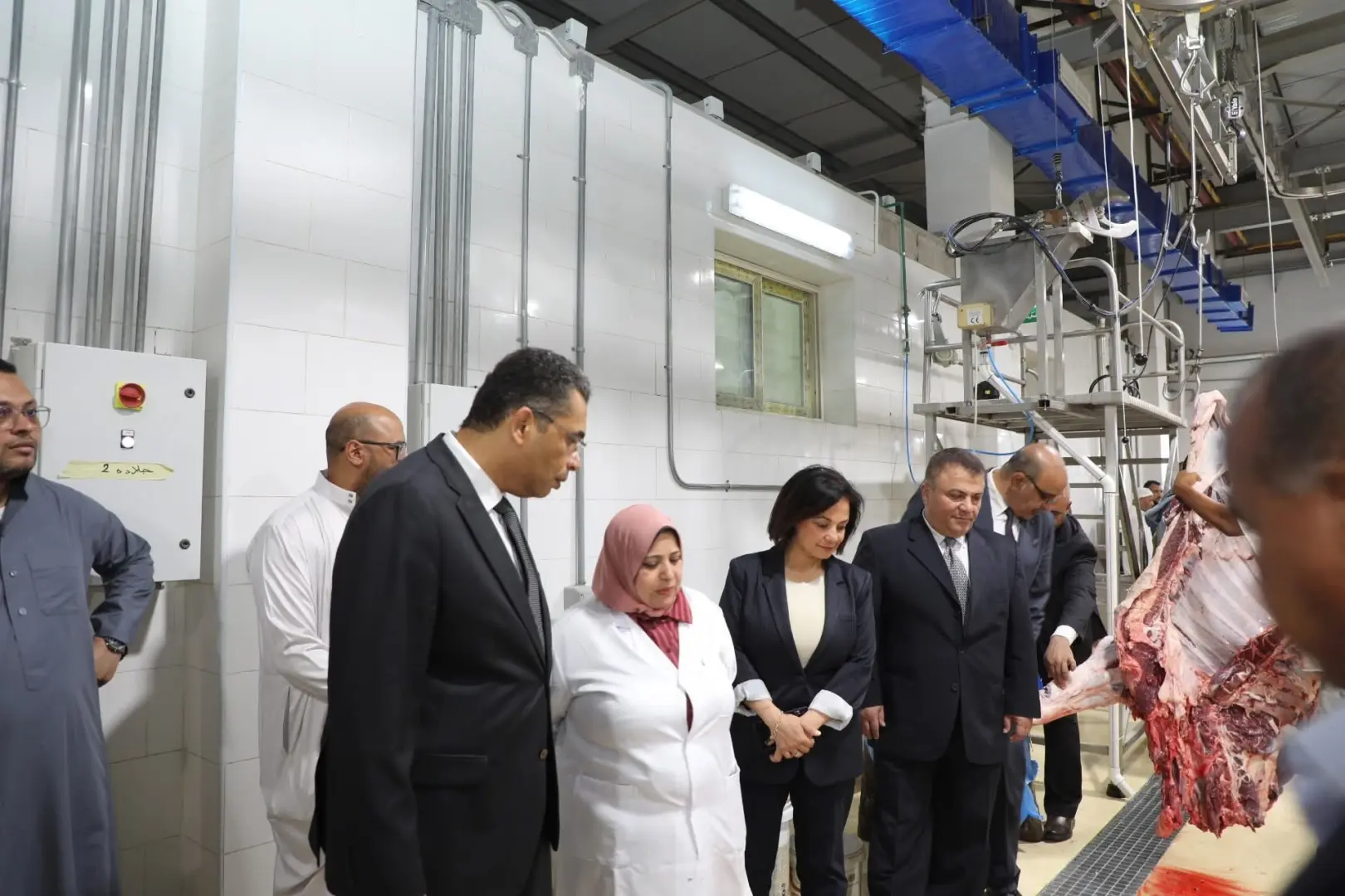 محافظ البحر الأحمر يتفقد المجزر الآلي بالغردقة لمتابعة أعمال ذبح الأضاحي - 1000640968