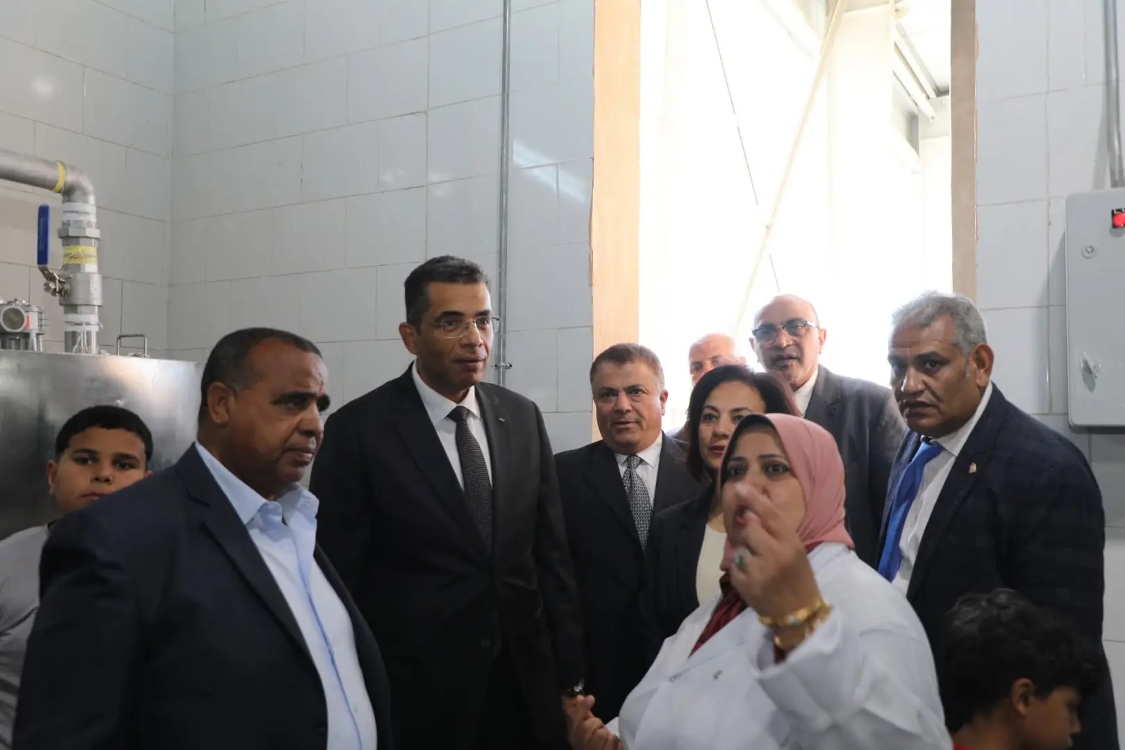 محافظ البحر الأحمر يتفقد المجزر الآلي بالغردقة لمتابعة أعمال ذبح الأضاحي - 1000640969