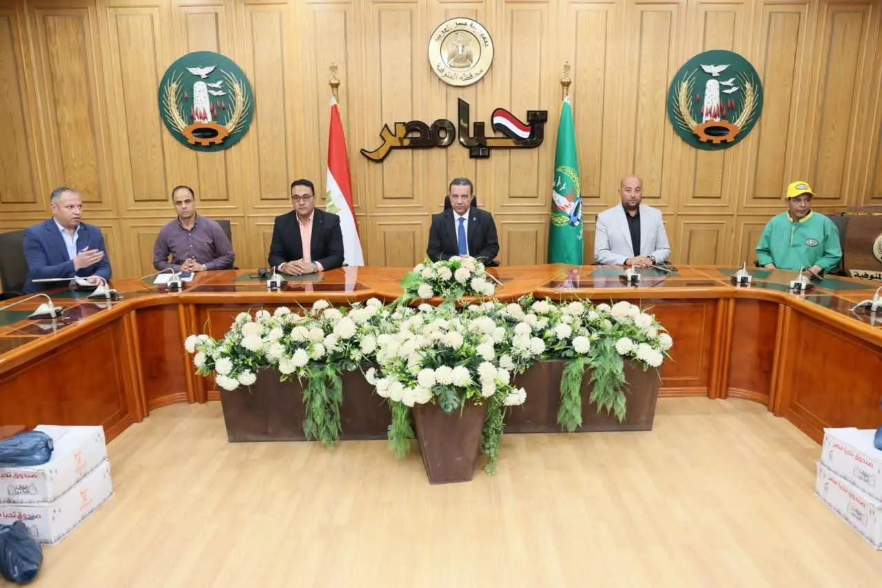 محافظ المنوفية يهنئ عمال النظافة <a href=