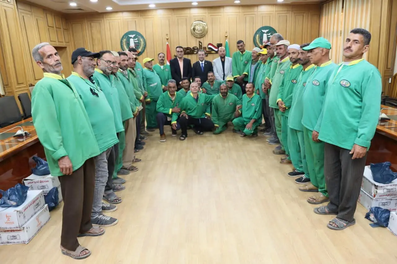 محافظ المنوفية يهنئ عمال النظافة بعيد الأضحى ويوزع مساعدات غذائية وعينية - 1000640983