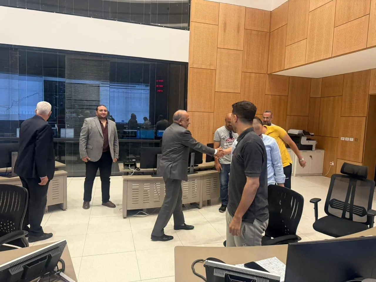 وزير الكهرباء يتابع استقرار الشبكة الموحدة من مركز التحكم القومي في أول أيام عيد الأضحى - 1000641032
