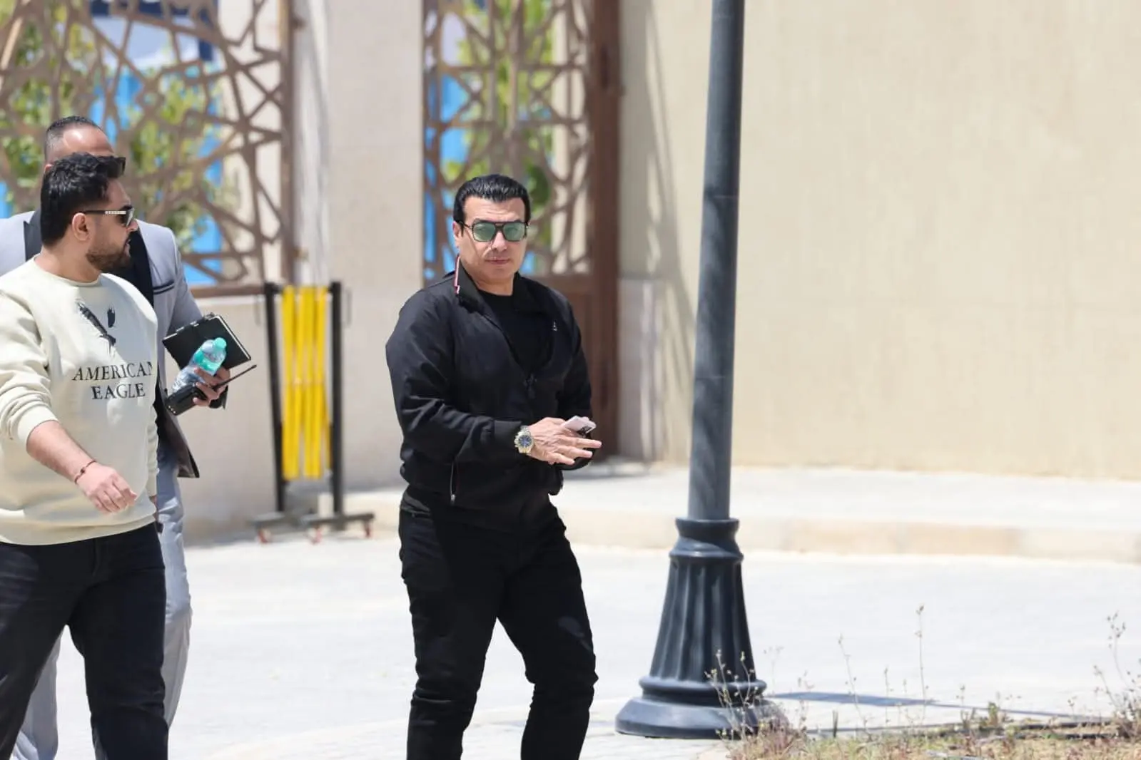 انهيار نجل هاني شاكر في جنازة والده.. مشاهير الفن يودعون "أمير الغناء" إلى مثواه الأخير - 1000641910 1