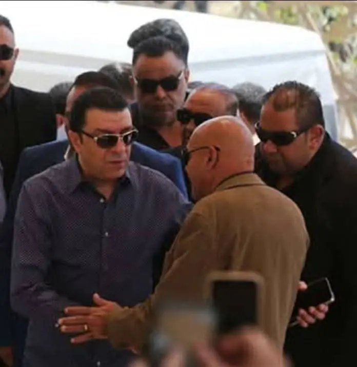 انهيار نجل هاني شاكر في جنازة والده.. مشاهير الفن يودعون "أمير الغناء" إلى مثواه الأخير - 1000641921 1