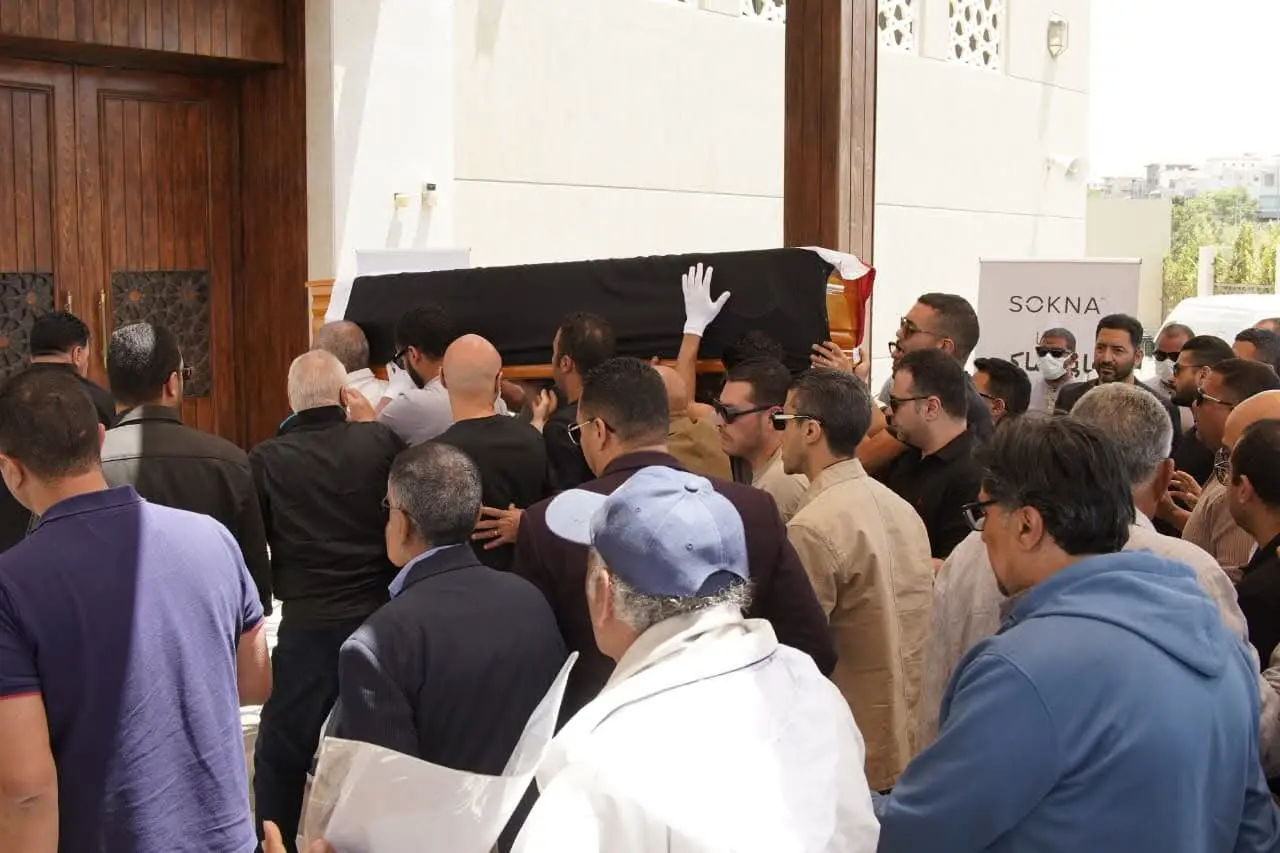 انهيار نجل هاني شاكر في جنازة والده.. مشاهير الفن يودعون "أمير الغناء" إلى مثواه الأخير - 1000641930
