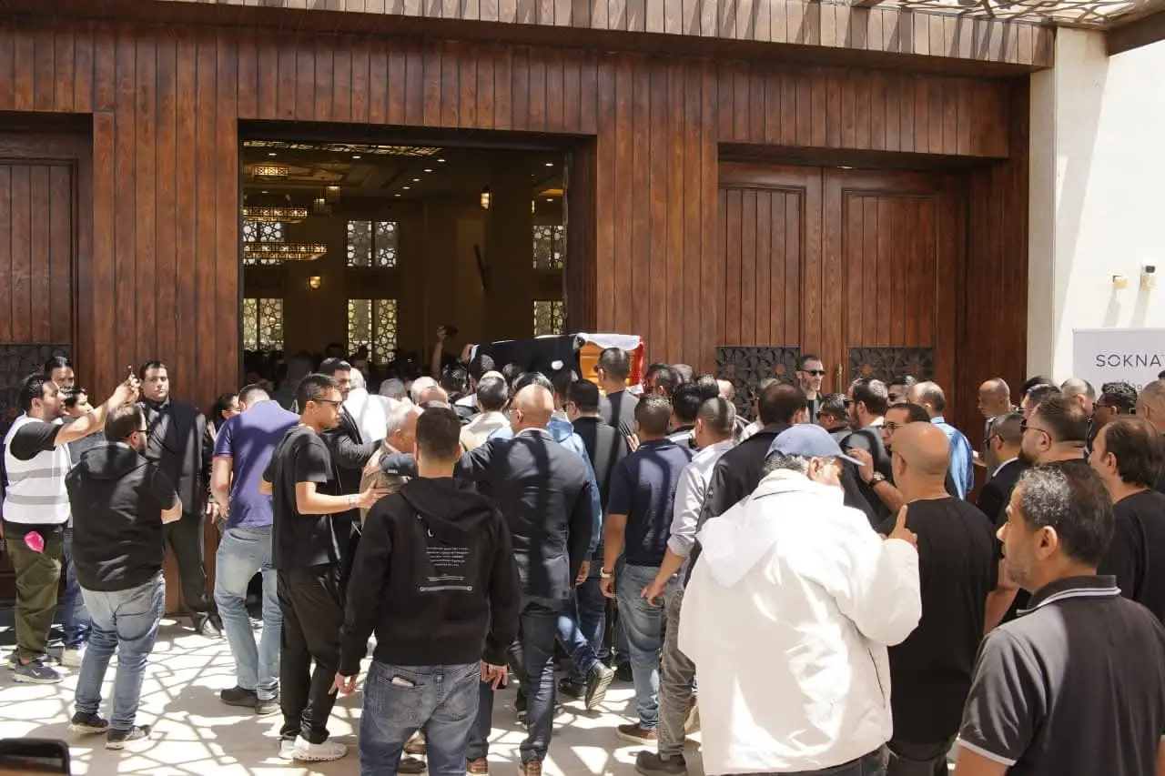 انهيار نجل هاني شاكر في جنازة والده.. مشاهير الفن يودعون "أمير الغناء" إلى مثواه الأخير - 1000641931