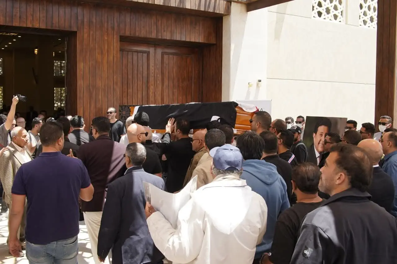 انهيار نجل هاني شاكر في جنازة والده.. مشاهير الفن يودعون "أمير الغناء" إلى مثواه الأخير - 1000641932