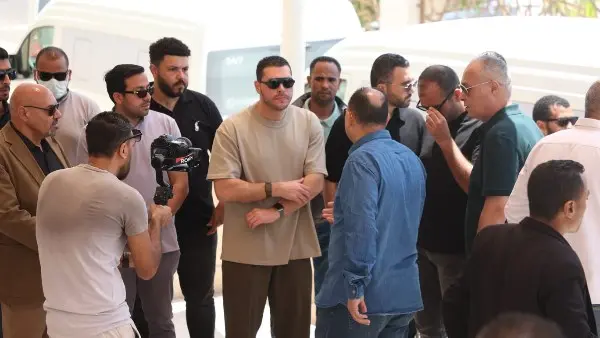 انهيار نجل هاني شاكر في جنازة والده.. مشاهير الفن يودعون "أمير الغناء" إلى مثواه الأخير