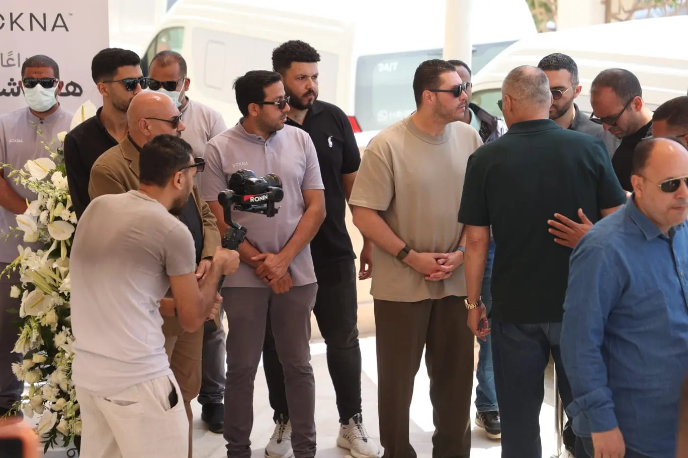 انهيار نجل هاني شاكر في جنازة والده.. مشاهير الفن يودعون "أمير الغناء" إلى مثواه الأخير - 1000641996