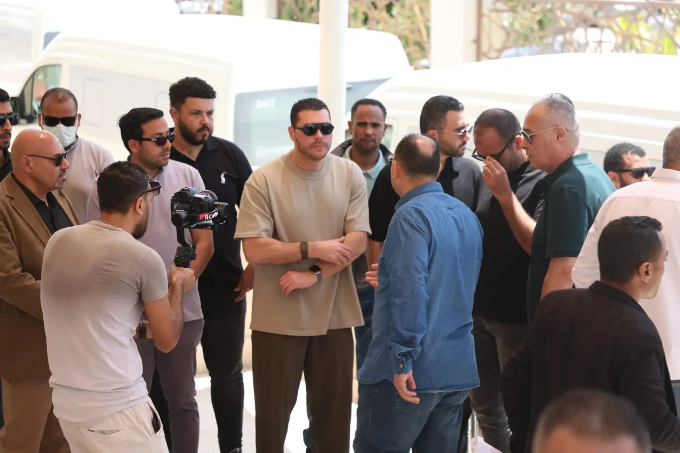 انهيار نجل هاني شاكر في جنازة والده.. مشاهير الفن يودعون "أمير الغناء" إلى مثواه الأخير - 1000641997