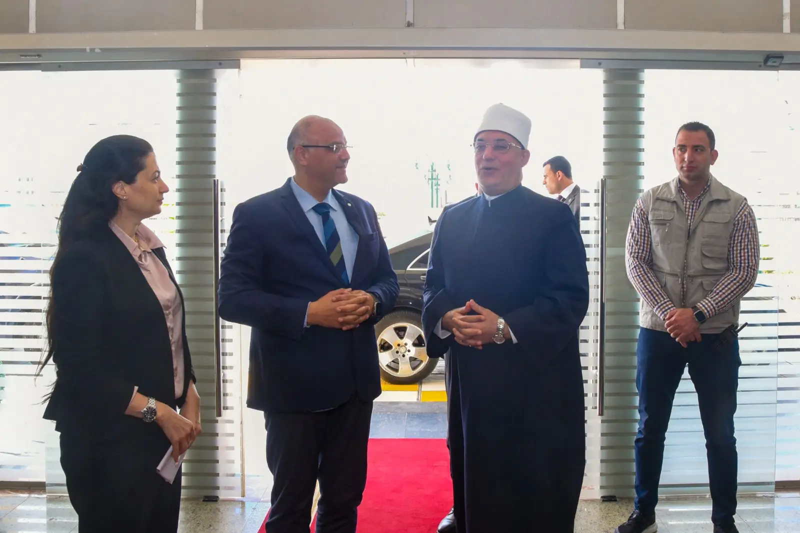 محافظ الإسكندرية يستقبل مفتي الجمهورية لبحث تعزيز التعاون المشترك وخدمة قضايا المجتمع - 1000642087