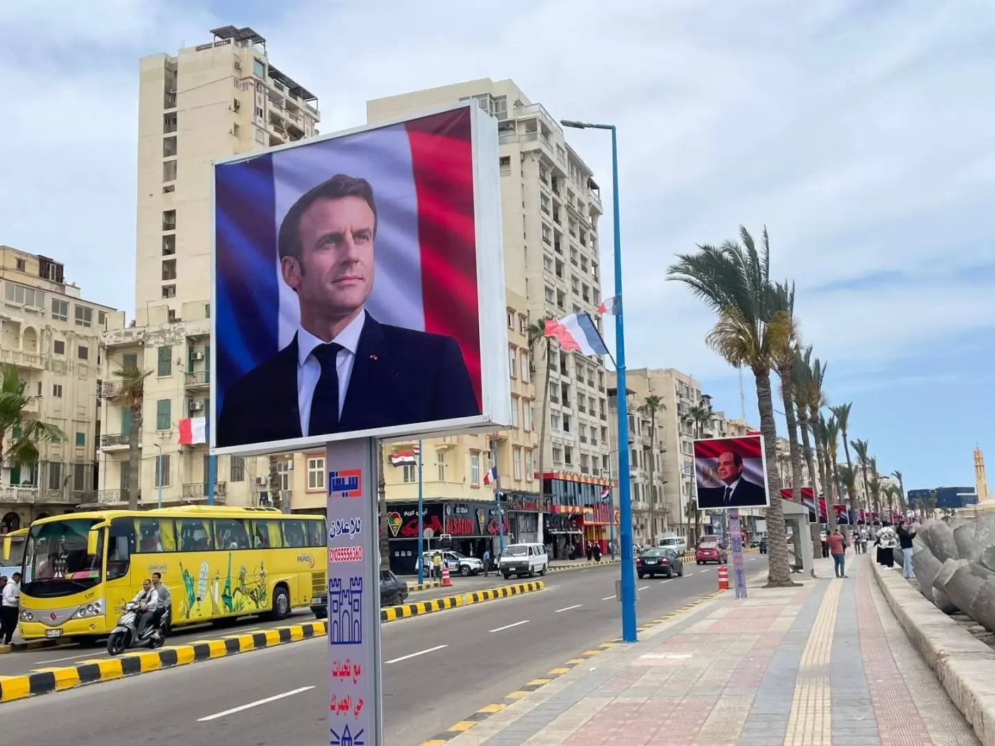 كورنيش الإسكندرية يتجمل بصور السيسي وماكرون
